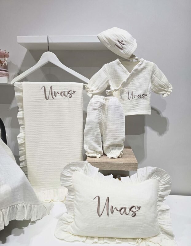 gk-ateliers-duz-kruvaze-yaka-nakisli-alt-ust-set-muslin-hastane-cikisi