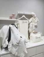 gk-ateliers-duz-kruvaze-yaka-nakisli-alt-ust-set-muslin-hastane-cikisi-puset-ortulu