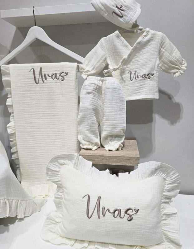 gk-ateliers-duz-kruvaze-yaka-nakisli-alt-ust-set-muslin-hastane-cikisi-yakin