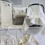 gk-ateliers-duz-kruvaze-yaka-nakisli-tulum-sapka-battaniye-muslin-hastane-cikis