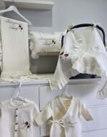 gk-ateliers-duz-kruvaze-yaka-nakisli-tulum-sapka-battaniye-muslin-hastane-cikis