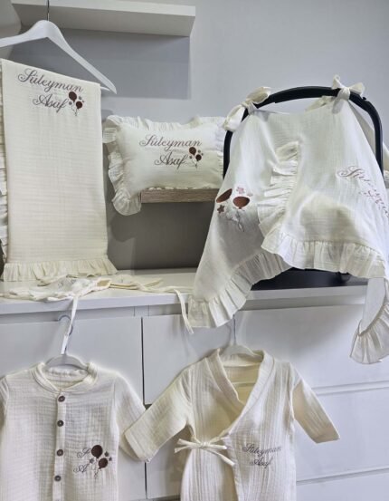 gk-ateliers-duz-kruvaze-yaka-nakisli-tulum-sapka-battaniye-muslin-hastane-cikis