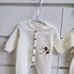 gk-ateliers-duz-kruvaze-yaka-nakisli-tulum-sapka-battaniye-muslin-hastane-cikis-dugmeli-yakin