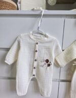 gk-ateliers-duz-kruvaze-yaka-nakisli-tulum-sapka-battaniye-muslin-hastane-cikis-dugmeli-yakin