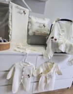 gk-ateliers-duz-kruvaze-yaka-nakisli-tulum-sapka-battaniye-muslin-hastane-cikis-puset-ortulu