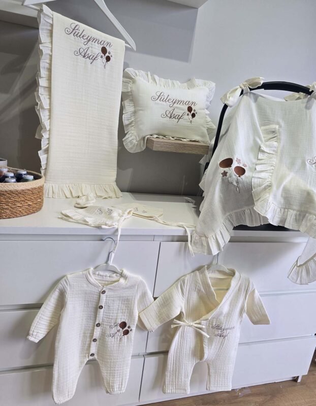 gk-ateliers-duz-kruvaze-yaka-nakisli-tulum-sapka-battaniye-muslin-hastane-cikis-puset-ortulu