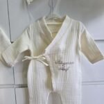 gk-ateliers-duz-kruvaze-yaka-nakisli-tulum-sapka-battaniye-muslin-hastane-cikis-tulum