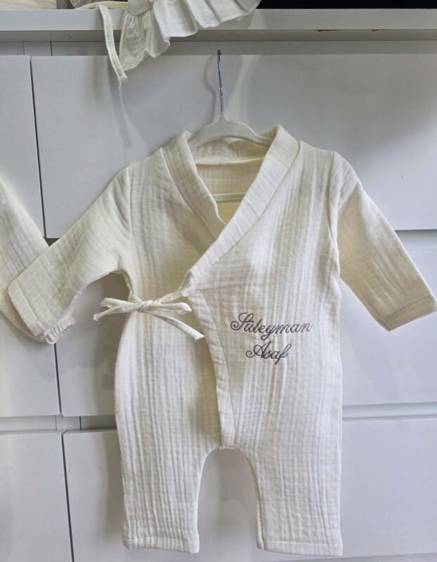 gk-ateliers-duz-kruvaze-yaka-nakisli-tulum-sapka-battaniye-muslin-hastane-cikis-tulum