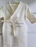 gk-ateliers-duz-kruvaze-yaka-nakisli-tulum-sapka-battaniye-muslin-hastane-cikis-tulum-yakin