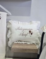 gk-ateliers-duz-kruvaze-yaka-nakisli-tulum-sapka-battaniye-muslin-hastane-cikis-yastik