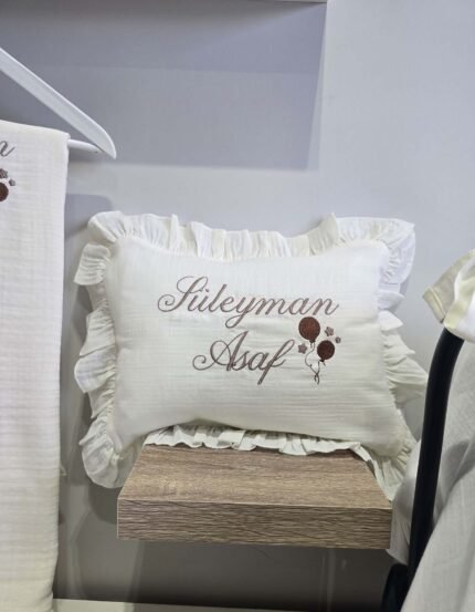 gk-ateliers-duz-kruvaze-yaka-nakisli-tulum-sapka-battaniye-muslin-hastane-cikis-yastik