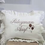 gk-ateliers-duz-kruvaze-yaka-nakisli-tulum-sapka-battaniye-muslin-hastane-cikis-yastik-yakin