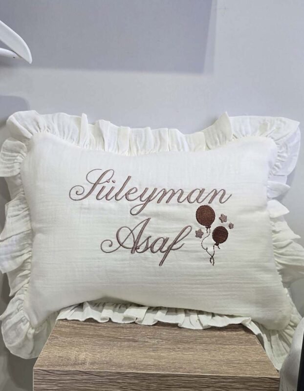 gk-ateliers-duz-kruvaze-yaka-nakisli-tulum-sapka-battaniye-muslin-hastane-cikis-yastik-yakin