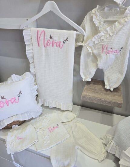 gk-ateliers-kruvaze-yaka-firfirli-nakisli-tulum-sapka-battaniye-mislin-set-6-parca